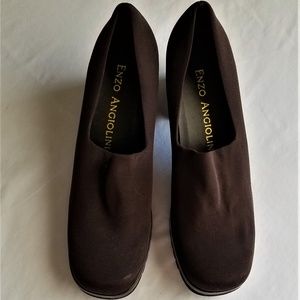 dark brown pump